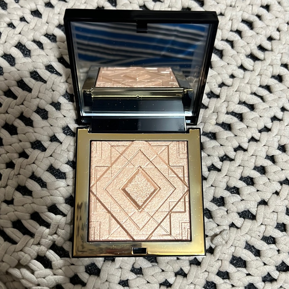 Artist Couture Diamond Luxe Luminizer in Haute Damn